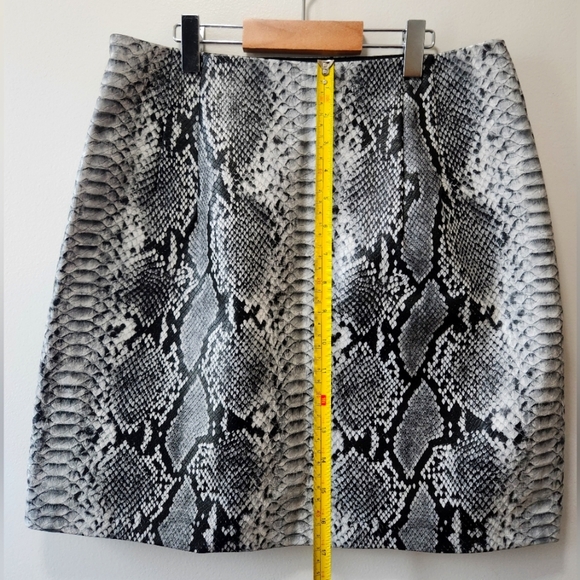 Dynamite Size M Animal Print/Snake Pattern Mini Skirt Black/White Zipper Closure - Picture 4 of 8